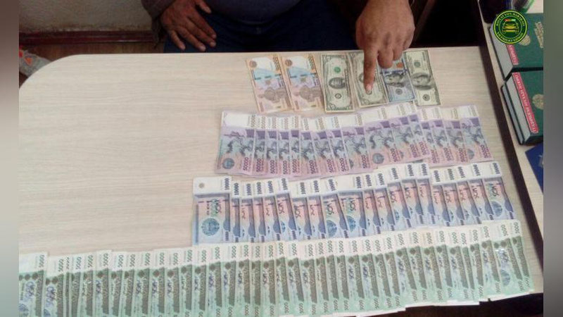 'Ўртачирчиқда ЙПХ отряди командирига 350 доллар пора таклиф қилган шахс қўлга олинди'ning rasmi