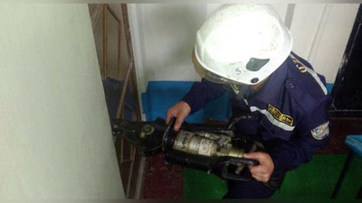 'Toshkentda gaz yoniq qolgan uyda qamalib qolgan egizak chaqaloqlar qutqarildi 'ning rasmi