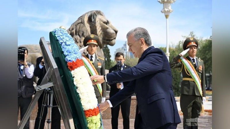 Изрображение 'Президент Узбекистана возложил венок к памятнику Исмоилу Сомони в Душанбе'