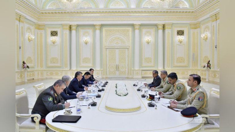 'Президент Покистон Ислом Республикасининг Қуруқликдаги қўшинлар қўмондонини қабул қилди'ning rasmi