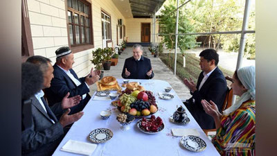 'Prezident Sirdaryo tumani “Shirin” mahallasidagi xonadonlarning birida mehmon bo`ldi'ning rasmi