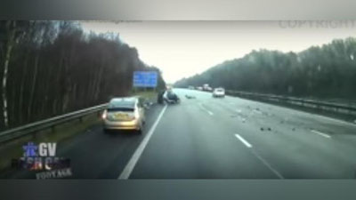 Изрображение 'ВОДИТЕЛЬ В БРИТАНИИ ЧУДОМ ВЫЖИЛ В СТРАШНОМ ДТП (ВИДЕО)'