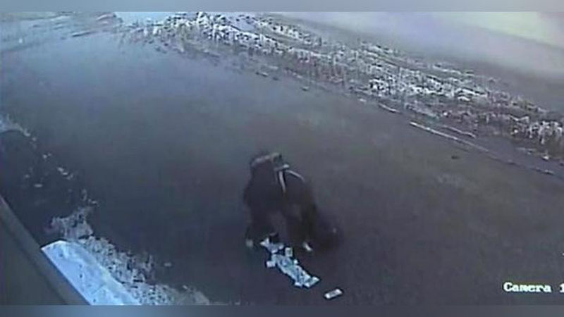 'O`g`ri pul to`la sumkani eplab olib ketolmadi (Video)'ning rasmi