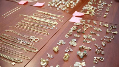 'Samarqandda 100 dona zargarlik buyumlari yashirinchi olib kirilayotganda to`xtatildi'ning rasmi