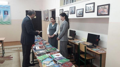 'Bosh vazir o`zi tahsil olgan maktabga kitoblar to`plamini sovg`a qildi 'ning rasmi