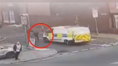 'Jinoyatchi ortidan quvayotgan polisiyachi hamkasbini furgonda urib yubordi (Video)'ning rasmi