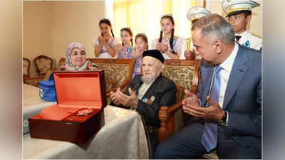 'Тошкент шаҳар ҳокими  уруш фахрийларига Президентининг эсдалик совғаларини топширди'ning rasmi