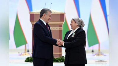 'Президент бир гуруҳ хотин-қизларга унвон, орден ва медалларни тантанали равишда топширди'ning rasmi