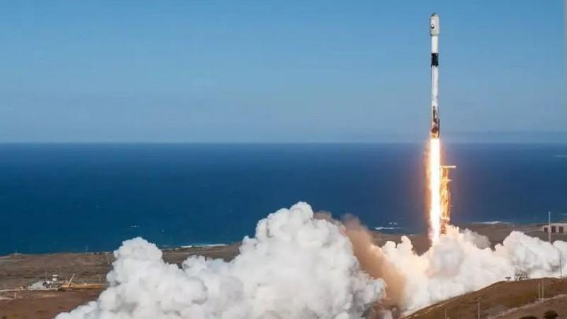 Изрображение 'Ракета SpaceX с туристами стартовала в космос с мыса Каннаверал'