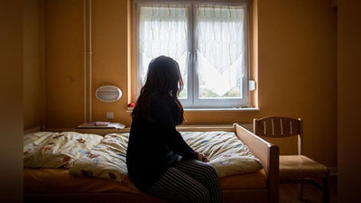 'Андижонда 2 нафар вояга етмаган қизни уйида сақлаб, қўшмачилик билан шуғулланиб келаётган аёл қўлга олинди'ning rasmi