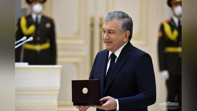 Изрображение 'Президент Узбекистана наградил группу соотечественников (фото, видео)'