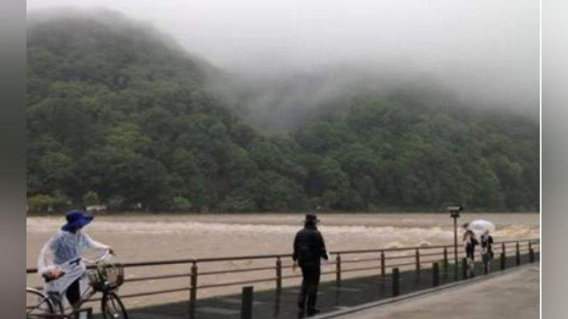 Изрображение 'ИЗ-ЗА МОЩНЫХ ЛИВНЕЙ В ЯПОНИИ ЭВАКУИРОВАЛИ 160 ТЫСЯЧ ЧЕЛОВЕК (ВИДЕО)'