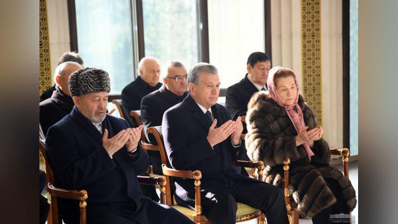 'Shavkat Mirziyoev Birinchi Prezidentimiz xotirasiga hurmat bajo keltirdi'ning rasmi