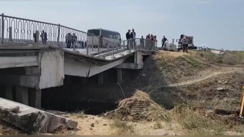 Изрображение 'Из-за трещин на мосту в Сырдарье ограничено движение на участке дороги Ташкент-Термез'
