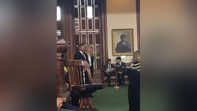 '​Senat Chak Norrisga “faxriy texaslik” unvonini berdi'ning rasmi