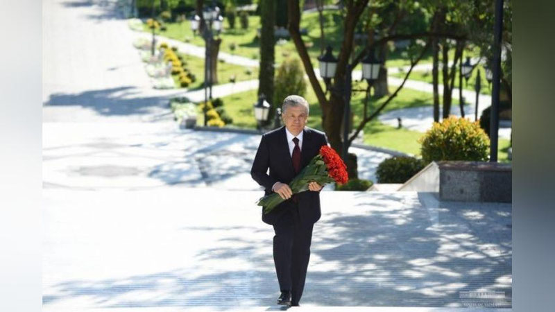 Изрображение 'Шавкат Мирзиёев посетил Аллею литераторов в Ташкенте (фото, видео)'