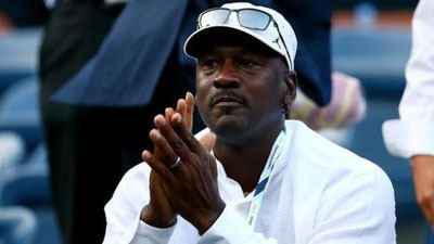 'Maykl Jordanning dastxati tushirilgan karta katta miqdordagi summaga sotildi 'ning rasmi