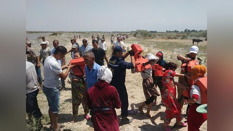 Изрображение 'Спасатели эвакуировали 24 человек, застрявших на островке на реке Зарафшан (фото)'