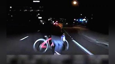 'Ҳайдовчисиз ҳаркатланадиган автомобиль Uber велосипед миниб кетаётган аёлни уриб юборди (Видео)'ning rasmi