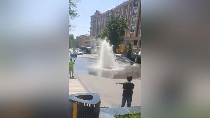 Изрображение 'Мощный фонтан горячей воды забил посреди перекрестка в центре Ташкента (видео)'