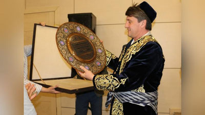 'UzAuto nufuzini xalqaro miqyosda tanitgan lider Shavkat Umurzakov "UzAutosanoat" jamoasi bilan xayrlashdi'ning rasmi