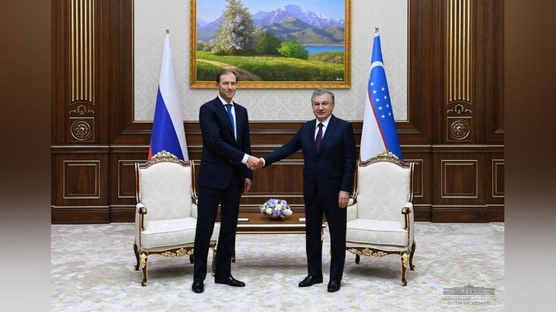 Изрображение 'Шавкат Мирзиёев принял министра промышленности и торговли РФ Дениса Мантурова'