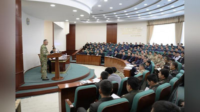 'Mudofaa vaziri o`rinbosari Nukusda yangi tashkil etilgan kurs tinglovchilari bilan suhbatlashdi 'ning rasmi