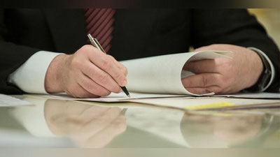 'Сенаторлар томонидан маъқулланган учта қонунга Президент имзо чекди'ning rasmi