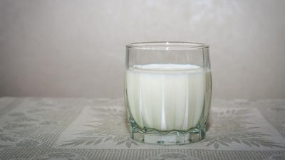 Изрображение 'ГОРЯЧЕЕ МОЛОКО ВО ВРЕМЯ ПРОСТУДЫ ПРИНОСИТ ТОЛЬКО ВРЕД'