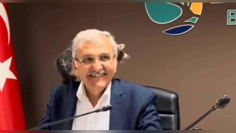 Изрображение 'Котенок залез на мэра города в Турции во время совещания (видео)'