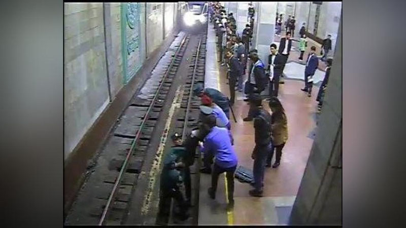 Изрображение 'В метро Ташкента девушка спрыгнула на рельсы, намереваясь покончить с собой'