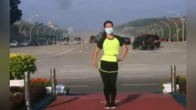 Изрображение 'В Мьянме фитнес-блогер вела тренировку на фоне военного переворота (видео)'