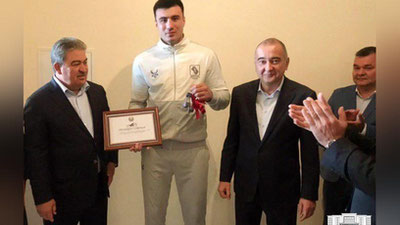 'Bokschi Bahodir Jalolovga uy berildi'ning rasmi