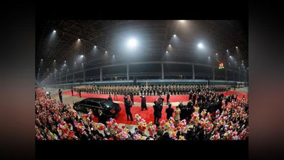 'Kim Chen In o`z vataniga qahramon sifatida qaytdi 'ning rasmi