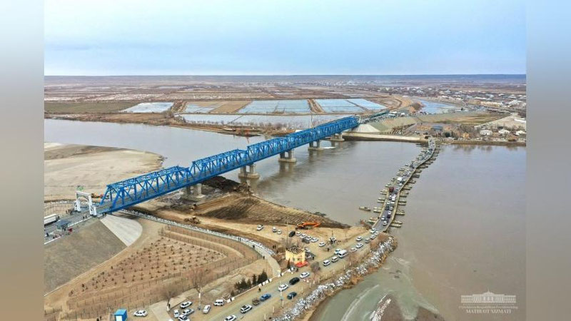 Изрображение 'Движение по новому мосту через Амударью временно приостановлено'