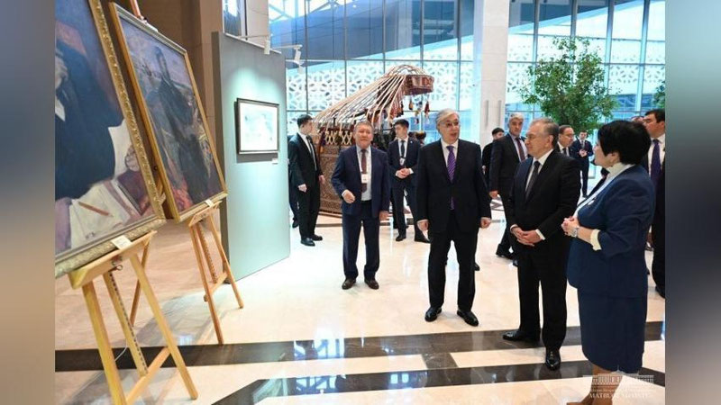 Изрображение 'Шавкат Мирзиёев и Касым-Жомарт Токаев осмотрели экспозицию в Ташкенте, посвященную Абаю (фото)'