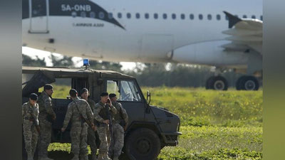 Изрображение 'УГОНЩИКИ ЗАХВАЧЕННОГО САМОЛЕТА ВЫДВИНУЛИ ТРЕБОВАНИЯ'