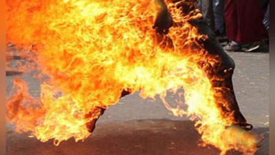 'Andijonda "video"si tarqalib ketishidan qo`rqib, o`zini o`ldirgan qizning onasi aybdorning "Spark"ini zarar hisobiga undirib berishni talab qilib, prokuratura binosi oldida o`zini yoqib yubordi'ning rasmi