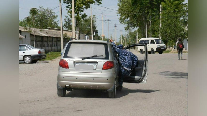 'Inspektorni mashinasida sudrab ketgan haydovchi 15 sutka qamaldi'ning rasmi