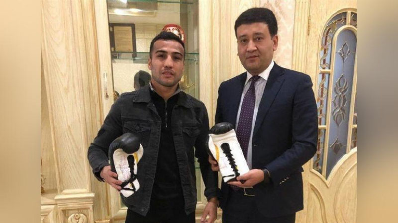 'Shahram MOQ prezidenti bilan uchrashdi va unga qo`lqop sovg`a qildi'ning rasmi