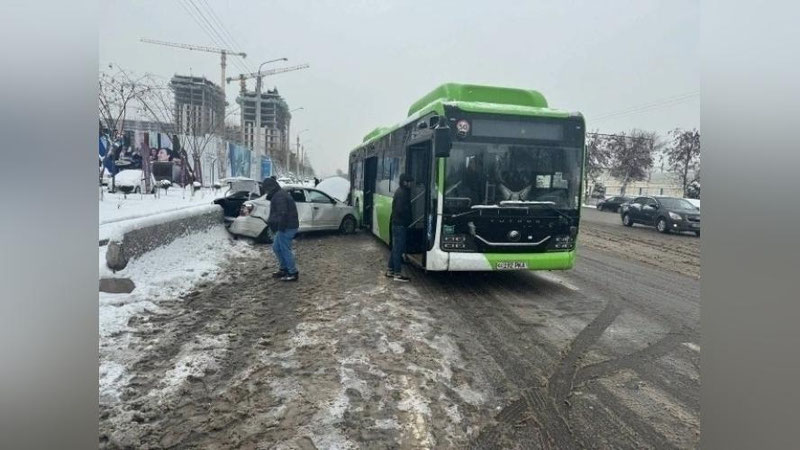Изрображение 'В Ташкенте произошла авария с участием 2-х электробусов и автомобиля Cobalt (видео)'