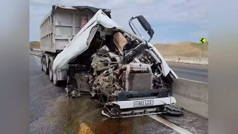 Изрображение 'Сразу три грузовика попали в ДТП в Джизакской области (видео)'