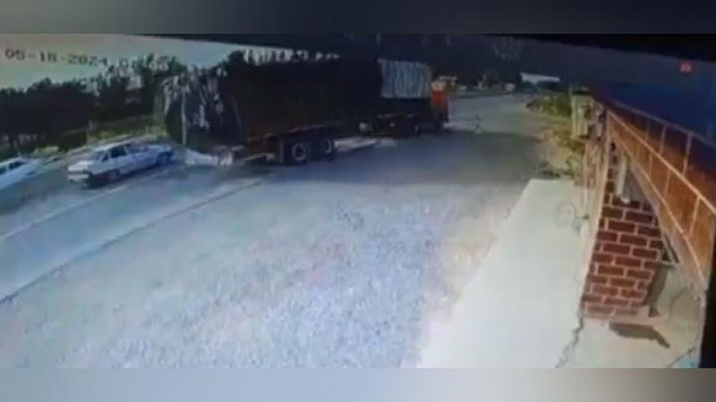 Изрображение 'В Кашкадарье 8-летний мальчик погиб под колесами грузовика'