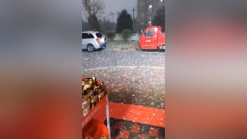 Изрображение 'В Китае выпал град размером с теннисный мяч (видео)'