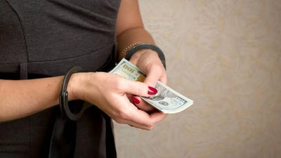 'Бухорода аёл "ишқий муносабатлари" олинган видеони жазманининг хотинига кўрсатиш билан қўрқитиб, катта пул талаб қилди(видео)'ning rasmi