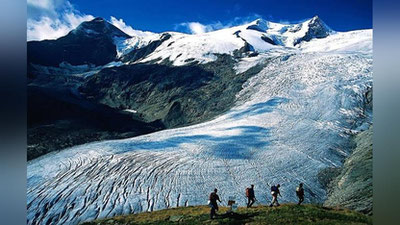 'Алп тоғларида музликларнинг эриб, ўпирилиши оқибатида 15 киши бедарак йўқолди'ning rasmi