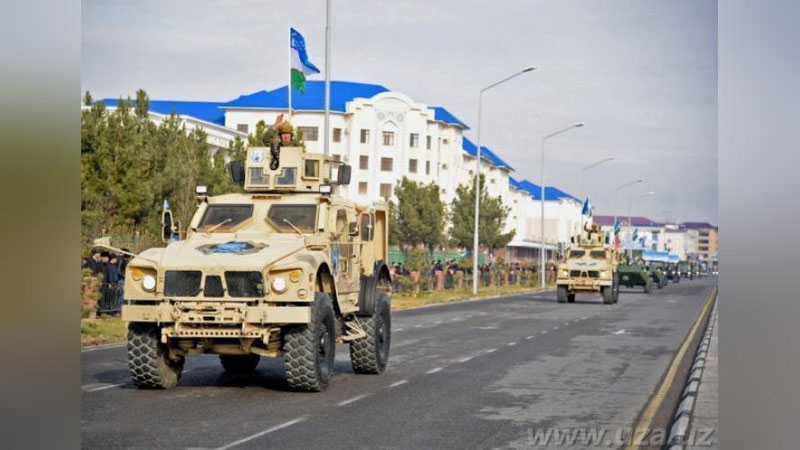 'QARShI ShAHRI KO`ChALARIDAN ZIRHLI HARBIY TEXNIKA MARSh BILAN O`TDI (FOTO)'ning rasmi