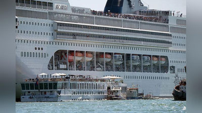 Изрображение 'В Венеции гигантский круизный лагерь протаранил прогулочный катер (видео)'