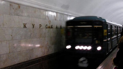 Изрображение 'Москвич случайно упал на рельсы и был спасен за секунду до наезда поезда (видео)'