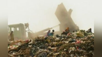 'Somalida plastik chiqindilar tomni yopish materialiga aylantirilmoqda 'ning rasmi